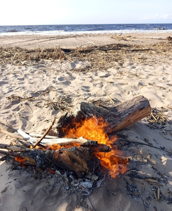 Сначала было ок у воды (правда в легких куртках и без всяких шорт). После 18 часов весьма холодно и отступили к лесу))