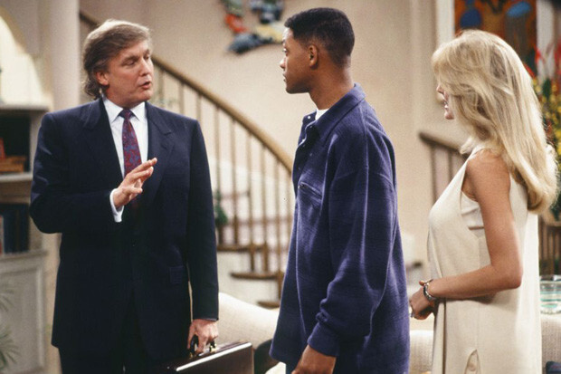 На фото: Трамп обьясняет беженцу из Мексики, что с ним произойдет через 20 лет.