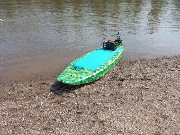 Скорлупу стеклоткани после отвержения шлифовать не стал, загрунтовал и покрасил в несколько слоев водостойкой краской и покрыл в три слоя лаком. Хорошо видны шероховатости и наплывы эпоксидки.