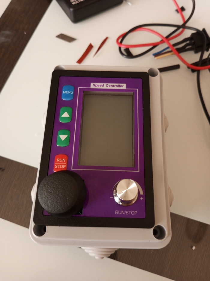 Пульт запихнул в рапредкоробку со смещением влево, справа выход проводопроводов