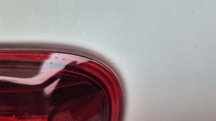 Кстати, черные точки на фото - пыль под лаком, машина чистая.