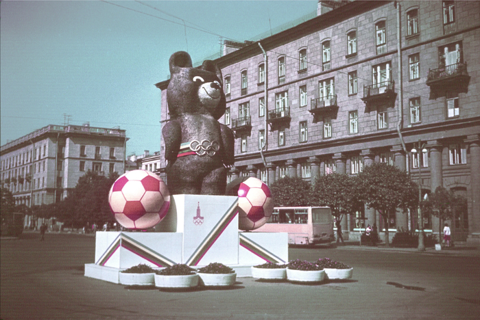 Олимпийский Мишка, перекресток Кировского и Левашовского проспектов. 1980 г.