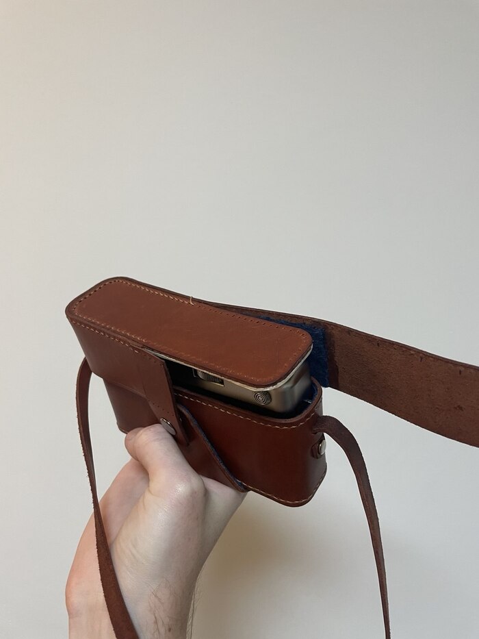 В процессе. Виден картонный пирог верхней крышки. Под нош пошла пачка печенья.