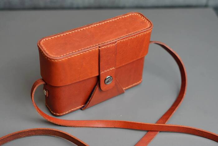 Ошибка прошлого чехла не допущена, отверстия пробиты под бОльшим углом, и плюсом к толстому основанию это дало вот такой шов, как заводской, который не выдавлен и не торчит. Чистые 90 градусов.