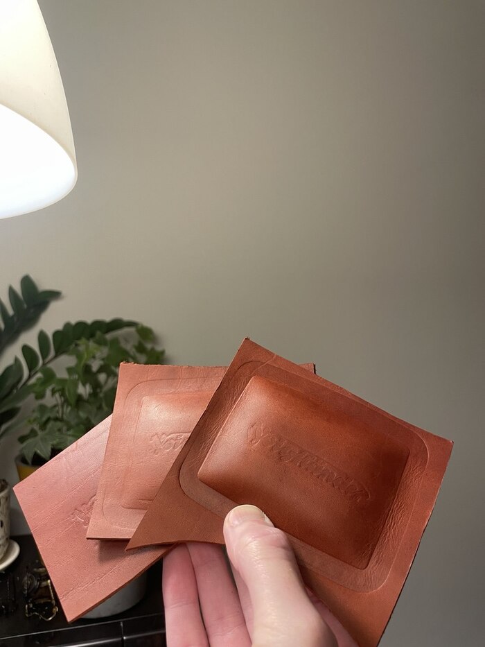 Первые три версии были косячными. Во-первых слишком увлажнил кожу(оказывается для хромки только мешает это), во -вторых я сначала делал тиснение надписи, а затем всей формы.