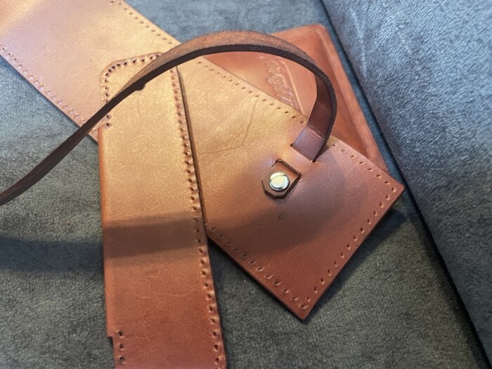 А вот так уже крепится ремешок.