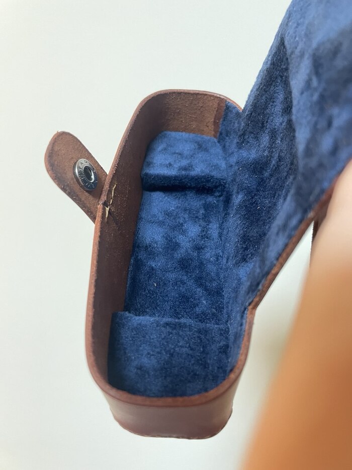 Тряпка на переднюю панель целиковая, удалось ее растянуть и собрать без складок, вышло красиво.