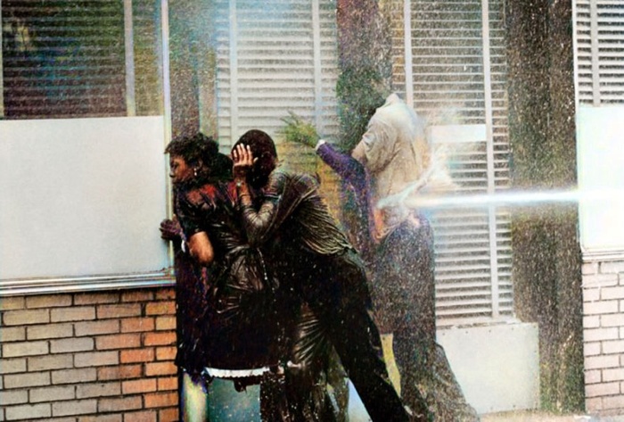 Полиция использует водяные шланги против чернокожих протестующих