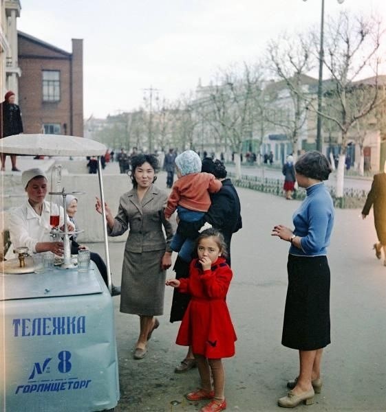 Это Улан-Удэ. У тележки с газированными напитками, 1959