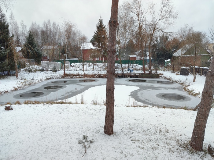 В центре пруда притока воздуха нет специально, чтобы вода не перемешивалась, и в самом глубоком месте оставалась относительно теплой.