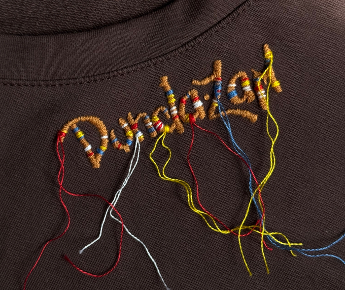 В Бурятии есть обряд, когда к дереву привязывают цветные ленточки, которые служат оберегами и символизируют счастье, здоровье для тех, кто их вяжет 🧶