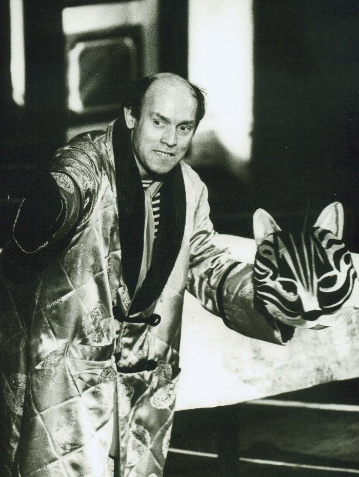 Виктор Сухоруков в роли Кота, спектакль "Дракон" (Ленинградский театр ЛЕНКОМ, 1988 год)