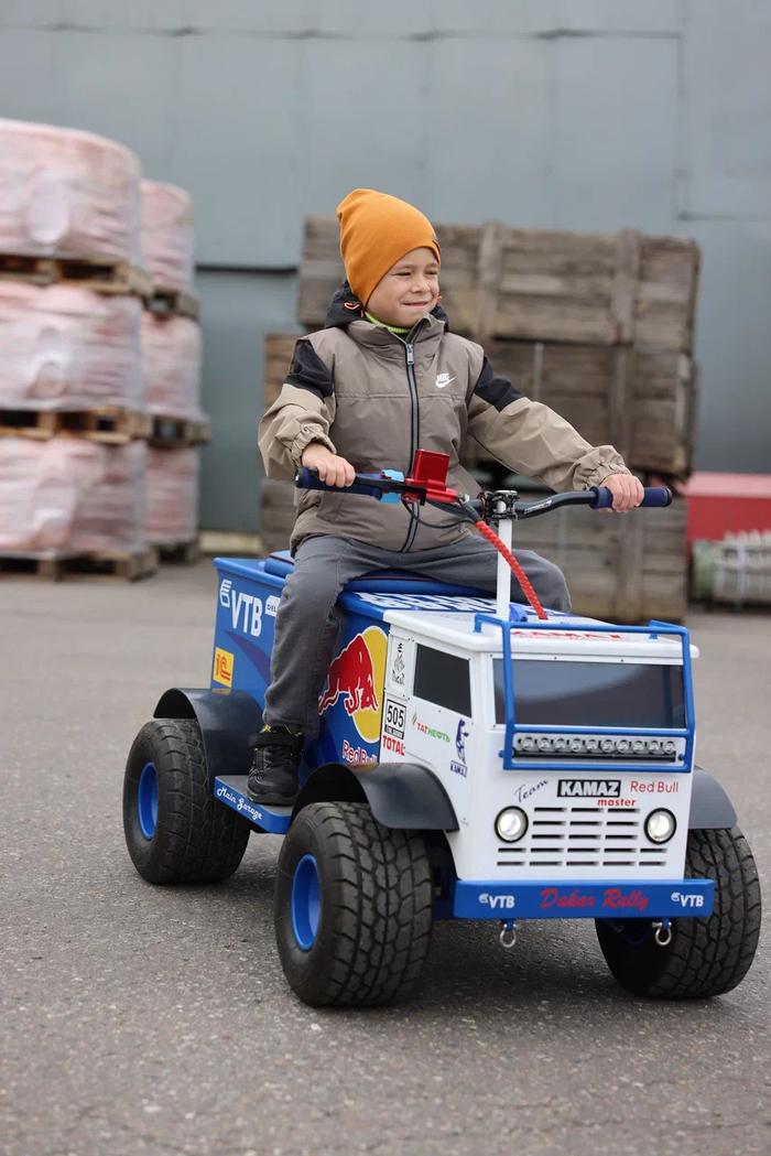 Детишкам сделали отдельные тачки на электро тяге