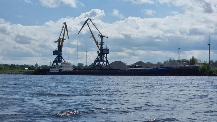 «Волго-Дон», первый на пути, активно разгружается.