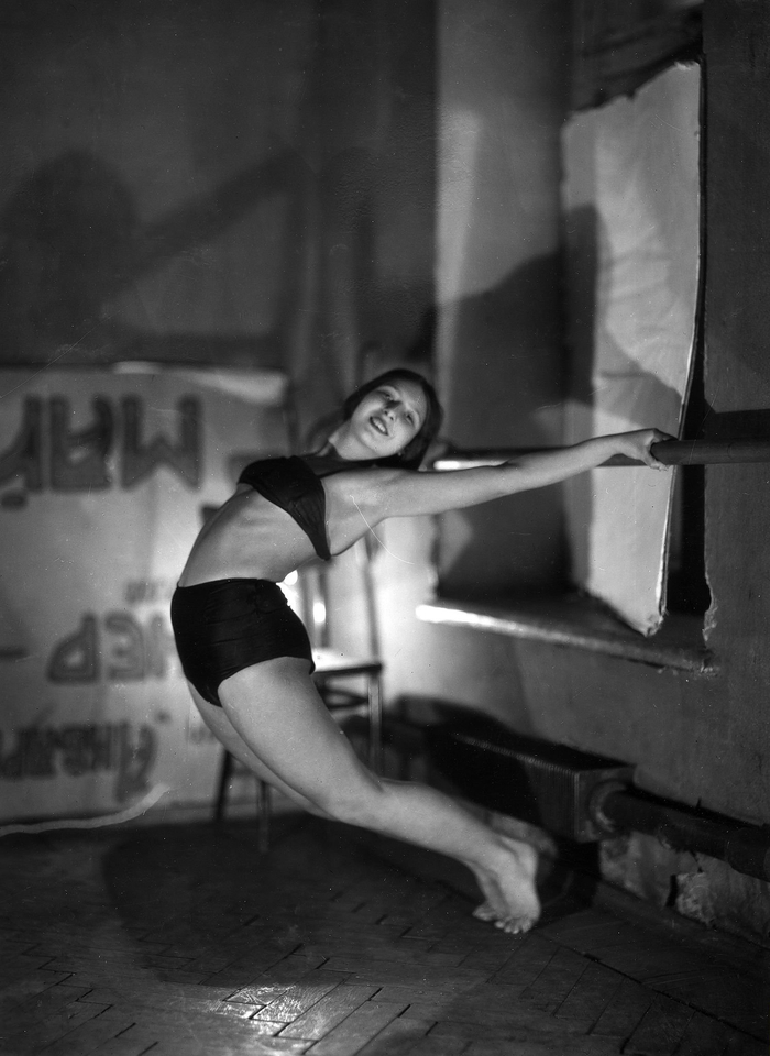 Ученица занимается у станка