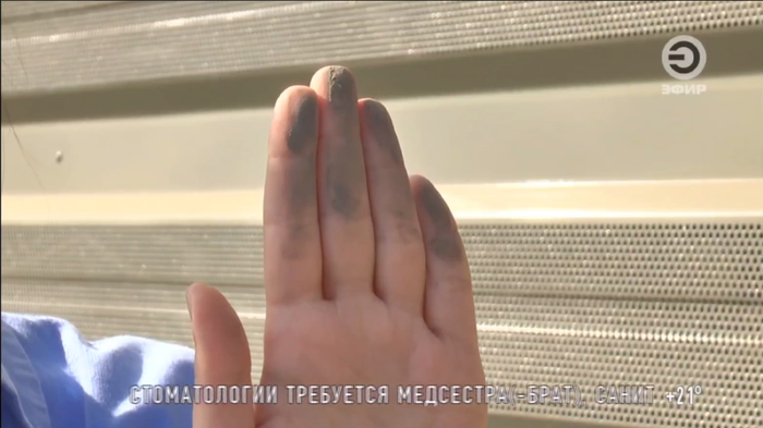 Тележурналистка проверят чистоту экранов на Кировской дамбе через пару дней после установки. Программа «Тема» телеканала Эфир от 23.06.25.