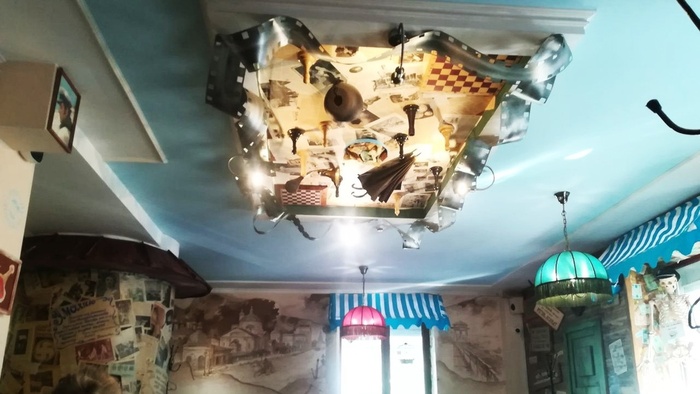 Потолок. И ничего не падает на посетителей!