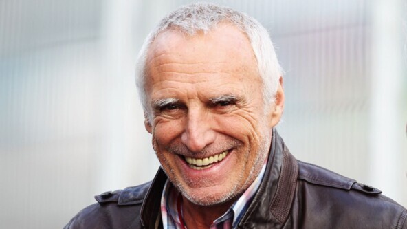 на всех фото улыбаха