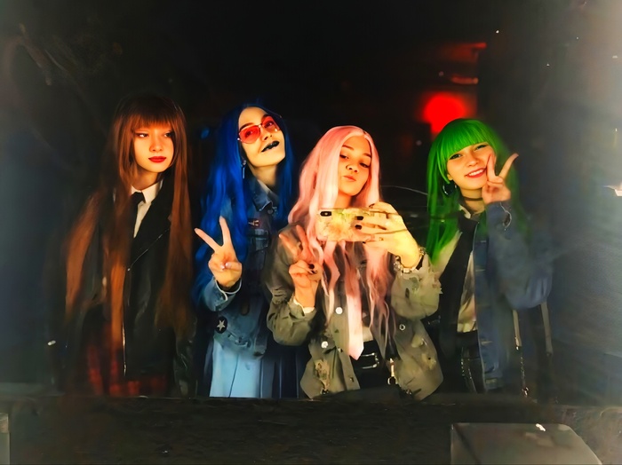 даются долгосрочные отношения, потому она вечно мечется между Ваней и Мэйби. Считается, что Кера - крутая ученица старшей школы Города N.