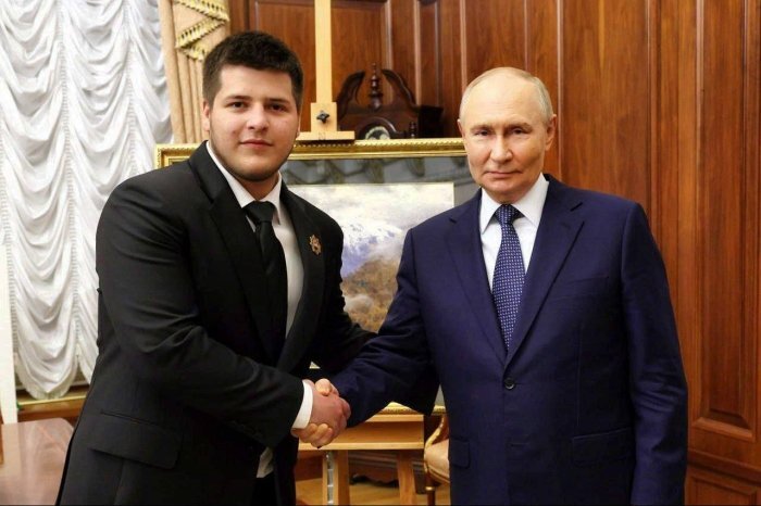 Почему у Путина побелели пальцы??