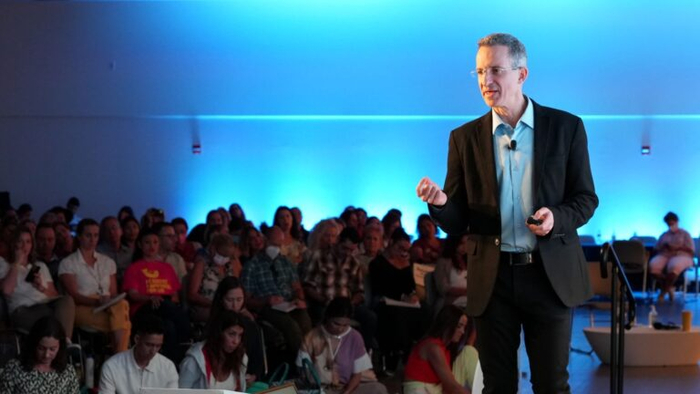 Профессор Таль Бен-Шахар беседует со студентами о счастье. Фото предоставлено Академией изучения счастья