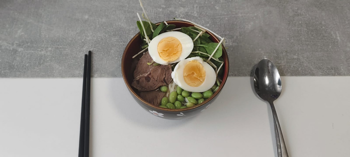 Добавляю зелень, яйцо, бобы