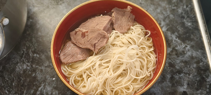 Начинаю собирать суп. Наливаю бульон, выкладываю лапшу и мясо