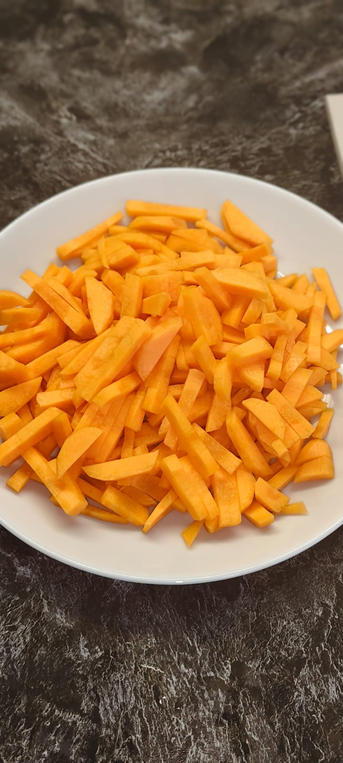 Пока все варится, нарезаю морковь брусками