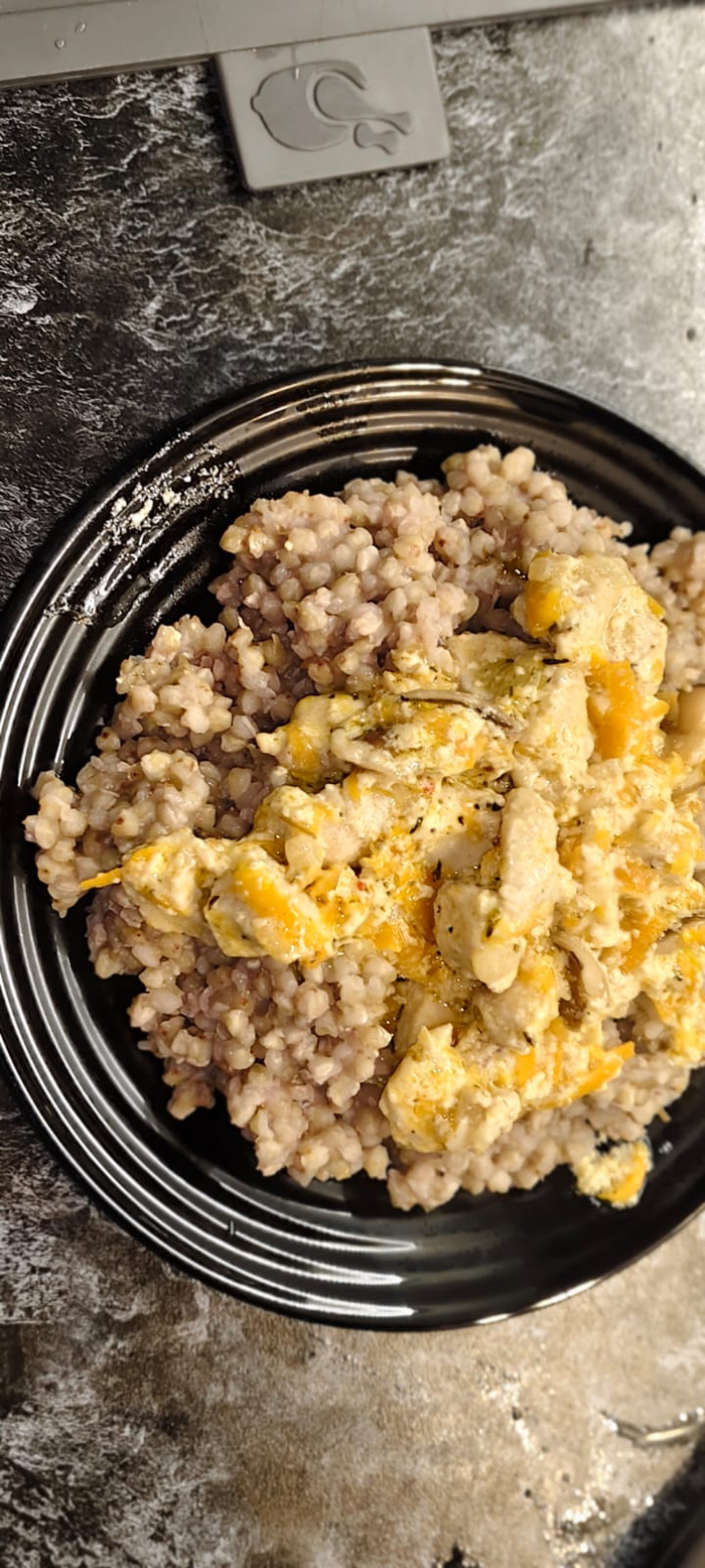 Выкладывая на тарелки гречку на нею кладу курочку в соусы