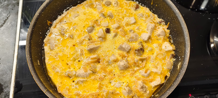 Добавляю сливки и тушу в них курицу с грибами