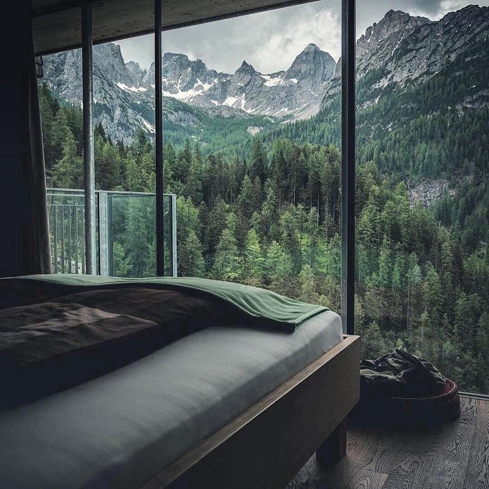 Можно найти отели (особенно смотрите Домбай) с видами на горы. Ночью вообще сказка.