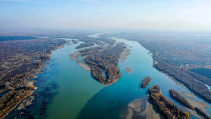 Начало Оби (бирюзовая — Катунь, темная — Бия).