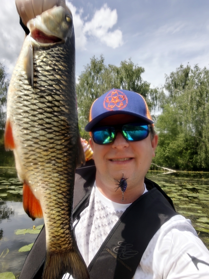 Толстенький и действительно широкий парень.