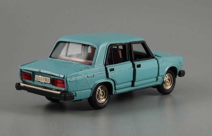 Поговаривают, что в сплав из цинка, никеля и меди добавляли свинец из отслуживших аккумуляторов (по факту не соблюдение технологии).