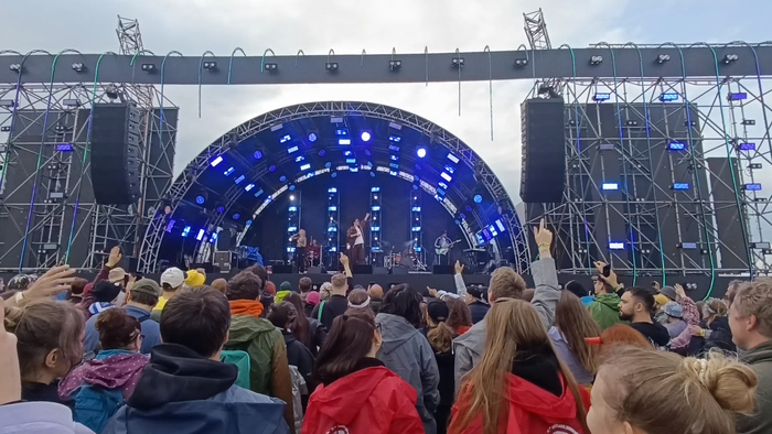 Исполнение песни "Мой краш" на сцене Titana