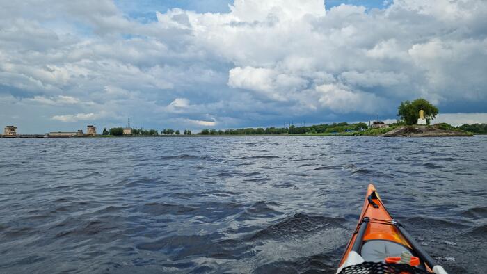 Ветер снова в деле. Водохранилище опять штормит.