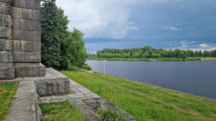 Справа начинается Канал имени Москвы, слева - путь к шлюзу.