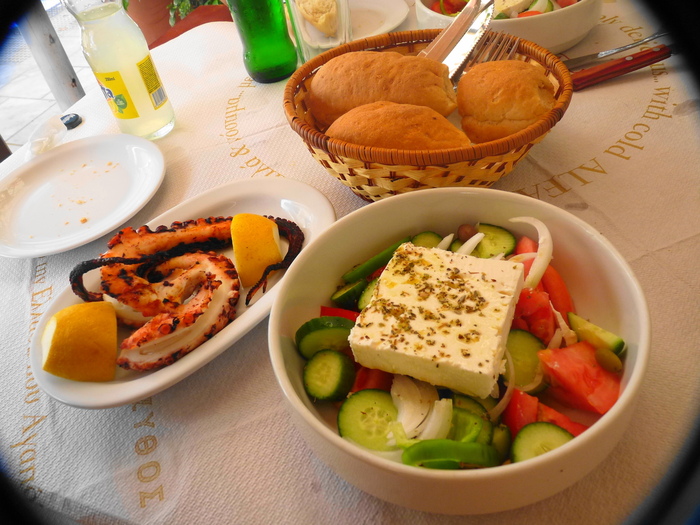 Греческий салат здесь зовут «хорьятики» и подают с куском феты размером с кирпич.