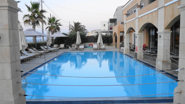 Бассейн в отеле, в котором мы ни разу так и не искупались ))