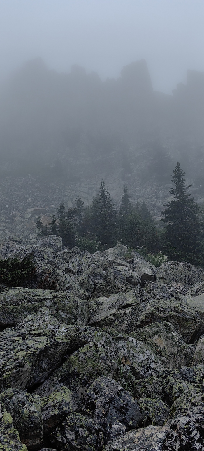 С этой стороны очень крутой подъём , доступен только для профессионалов со снаряжением