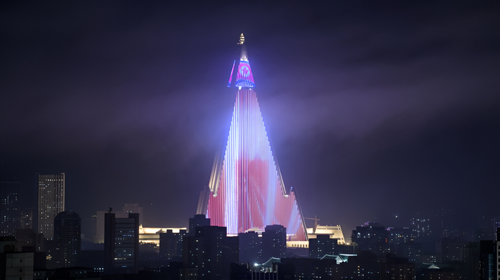   Ryugyong    - 105    ,  , , , , , , , , , 