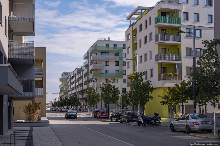 Одна из проездных улиц района, 30 км/ч ограничение, низкоэтажная застройка