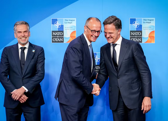 Федерального канцлера Фридриха Мерца встречают на саммите НАТО генеральный секретарь альянса Марк Рютте и премьер-министр Нидерландов Дик Шооф (слева).