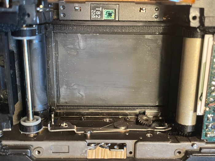 Вот с левого вала и отклеилась штора. А тут я собственно ее уже приклеил назад.