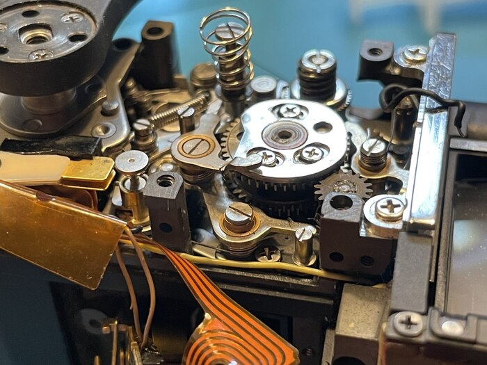 Но спустя время уже разобрался конечно. Две шестерни друг над другом в середине это и есть первая и вторая шторка