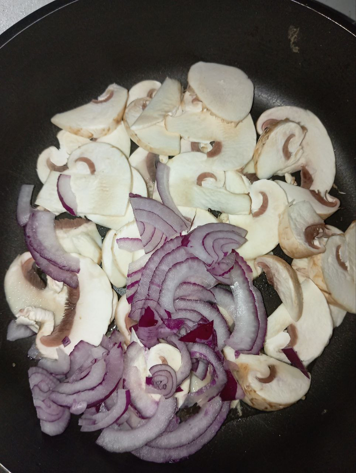 Лука кстати я ещё больше нарезал после того как сфоткал. Его должно быть примерное как говядины по объёму.