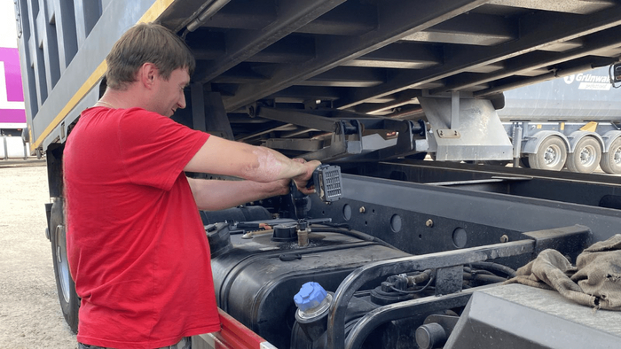 С датчиками топлива мастер успеет установить только 2-3 комплекта. 