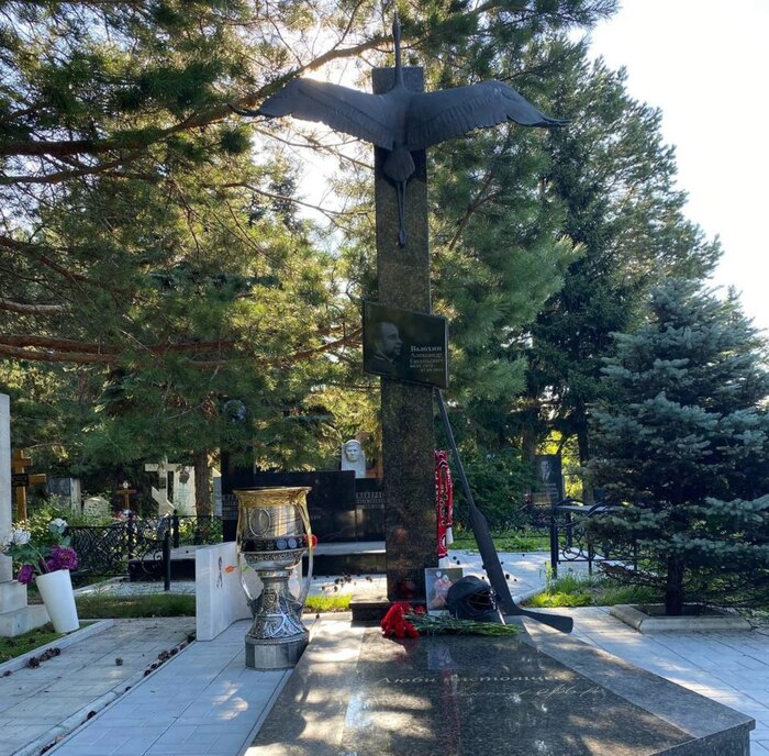 Антон Курьянов привез Кубок Гагарина на могилу Александра Вьюхина в Омске