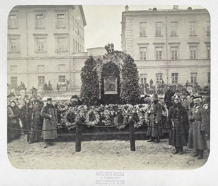 Временный памятник на месте смертельного ранения Александра II. 1881 год.