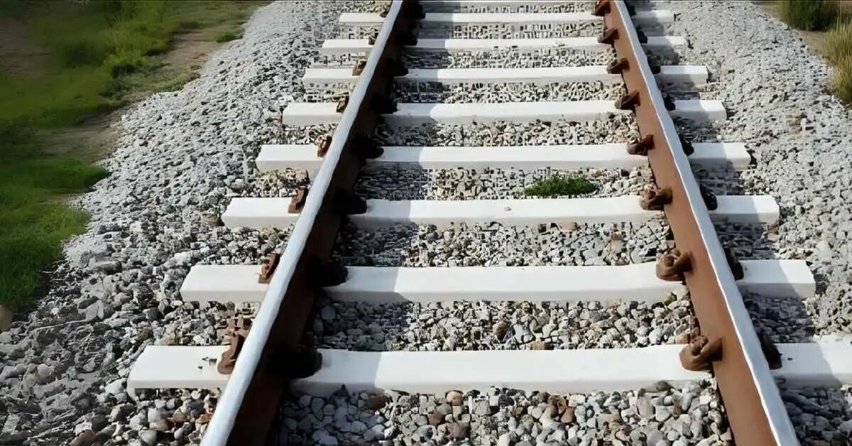 В Венгрии из-за жары начали перекрашивать рельсы | Пикабу